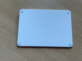 Apple Magic Trackpad Bílý - Lightning nabíjení - 2