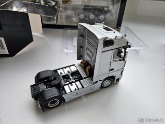 Model Mercedes-Benz Actros 1:32 - 2
