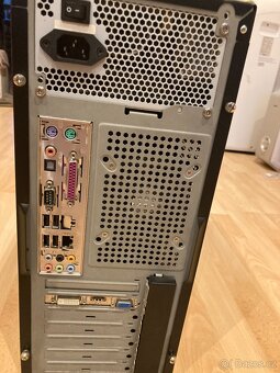 Stolní počítač a Monitor 22" - 2