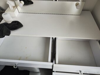 Toaletní stolek se zrcadlem, osvětlením a židlí - 2