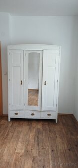 Starožitná skříň a stůl - 2