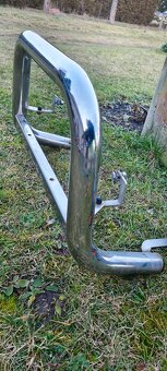 Přední rám a boční nášlapy. - 2