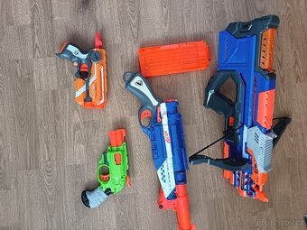 Prodám Nerf zbraně všechny zbraně jsou v cenně a vše je plně - 2