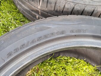 Pneu 235/45 ZR18 - 2
