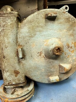 Prodej velké převodovky s olej.náplni v HK. - 2