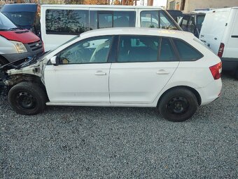 Škoda Rapid 1.6 tdi hatchback bílá barva - 2