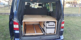 Vestavba do VW T5 Multivan (s lednicí, vodou, vařičem) - 2