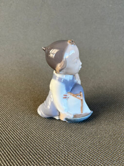 Royal Copenhagen Kodaň Soška Chlapeček s loďkou 10cm - 2