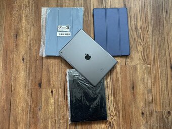 iPad 8 + 3 obaly + nabíječka - zánovní - 2
