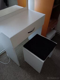 Kosmetický stolek s osvětlením. - 2