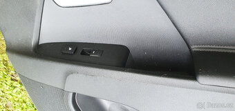 Kia Sportage III - Tapec (kryt dveří) zadní pravý. - 2
