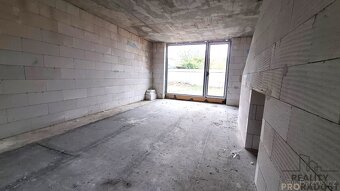 Prodej prosvětleného bytu 3+kk se zahradou, krytou terasou a - 2