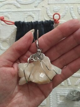 "Spoutaný" - přívěsek z křemene - 2