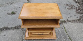 Masivní dubový televizní stolek na kolečkách - 2