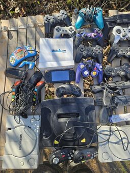 Konzole a ovladače na náhradní díly..playstation - 2