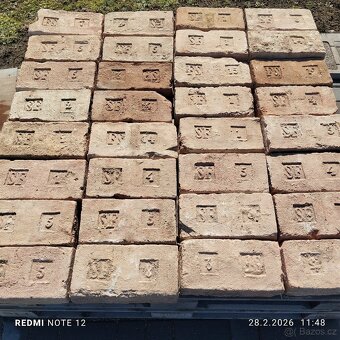 Staré cihly se značkou - 2