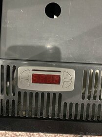 Chladicí vitrína přístěnná černá 71х64х134cm - 2