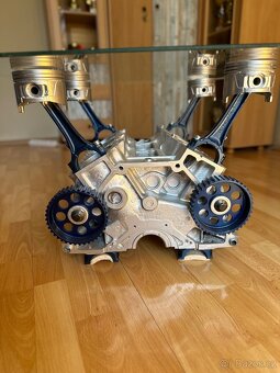 Konferenční stolek z bloku motoru v6 - 2