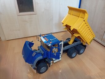 Bruder sklápěč mack - 2