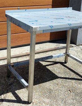 Přístěnný nerezový gastro stůl - 2