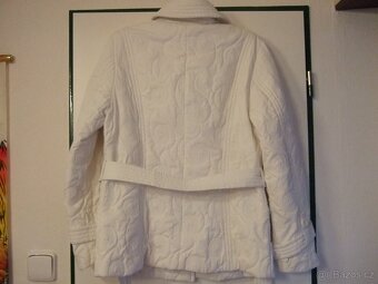 Kabátek bílý. - 2