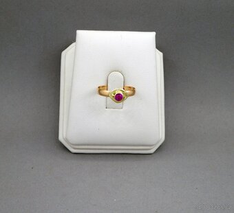 Krásný starší prsten s rudým kamínkem punc. LEV - 2