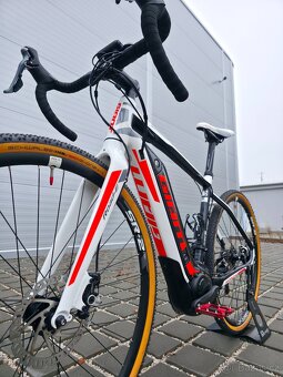 Elektrický gravel Giant Road E+ - 2