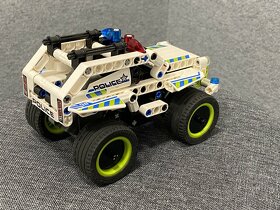 LEGO 42047 Technic Policejní zásahový vůz - 2