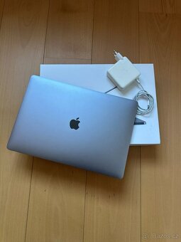 MacBook 15" 2,2 GHz 6jádrový Core i7 6 GB RAM a 256 SSD - 2