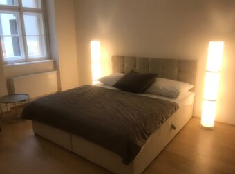 Čalouněná postel s úložným prostorem a matracemi 180 x 200 - 2
