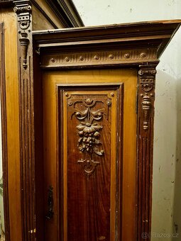 Dřevěná skříň - 2