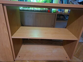 Dřevěná skříňka s dvířky a policovým dílem - 2