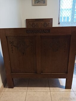 Starožitné postele + 2 noční stolky,příborník - 2