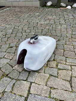 Suzuki GT250, nadrz, bez koroze, připravena na nastrik - 2