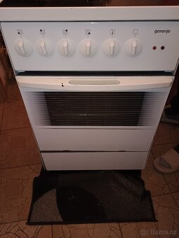Prodám elektrický sporák Gorenje se 4 plotýnkami a troubou - 2