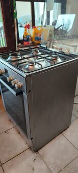 Plynový sporák Bosch na připojení externí plynové bomby. - 2