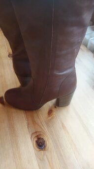 Prodám moc hezké hnědé kozačky nahoře s náplety - 2