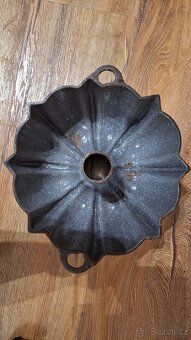 Litinová forma na bábovku. - 2