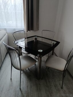 Skleněný jídelní stůl - 2