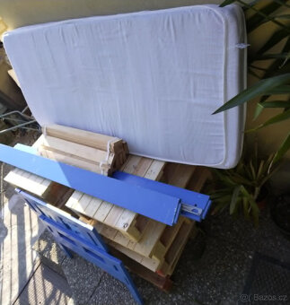 Modrá postel IKEA KRITTER + matrace - 2
