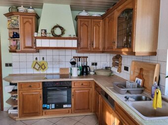 Rustikální kuchyňská linka, včetně vestavěné lednice. Přední - 2