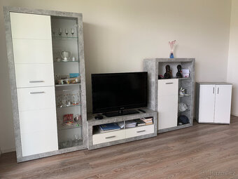 Elegantní obývací stěna s dekorem šedého mramoru - 2