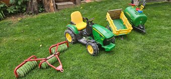 Dětský traktor JOHN DEERE - 2