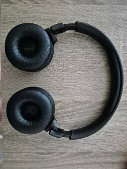 Sluchátka JBL Tune 520 BT černá - 2