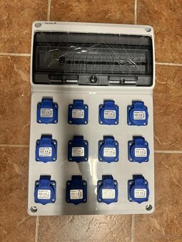 Zásuvková skříň FAMATEL 12x230V - 2