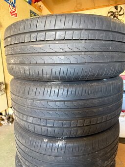 235/40 R19 - 2