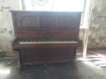 Staré piano - spěchá - 2