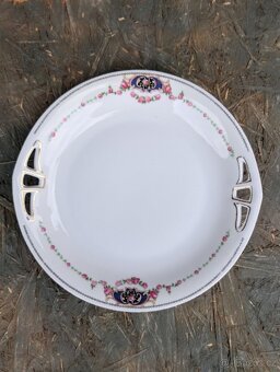 Starožitný porcelánový servírovací talíř. - 2