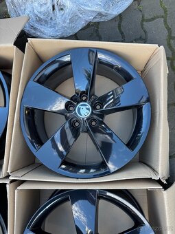 ORIGINÁL Alu Škoda RATIKON R17, 5x112 - TOP STAV - 2