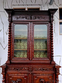 Starožitný vyřezávaný masivní příborník - 2